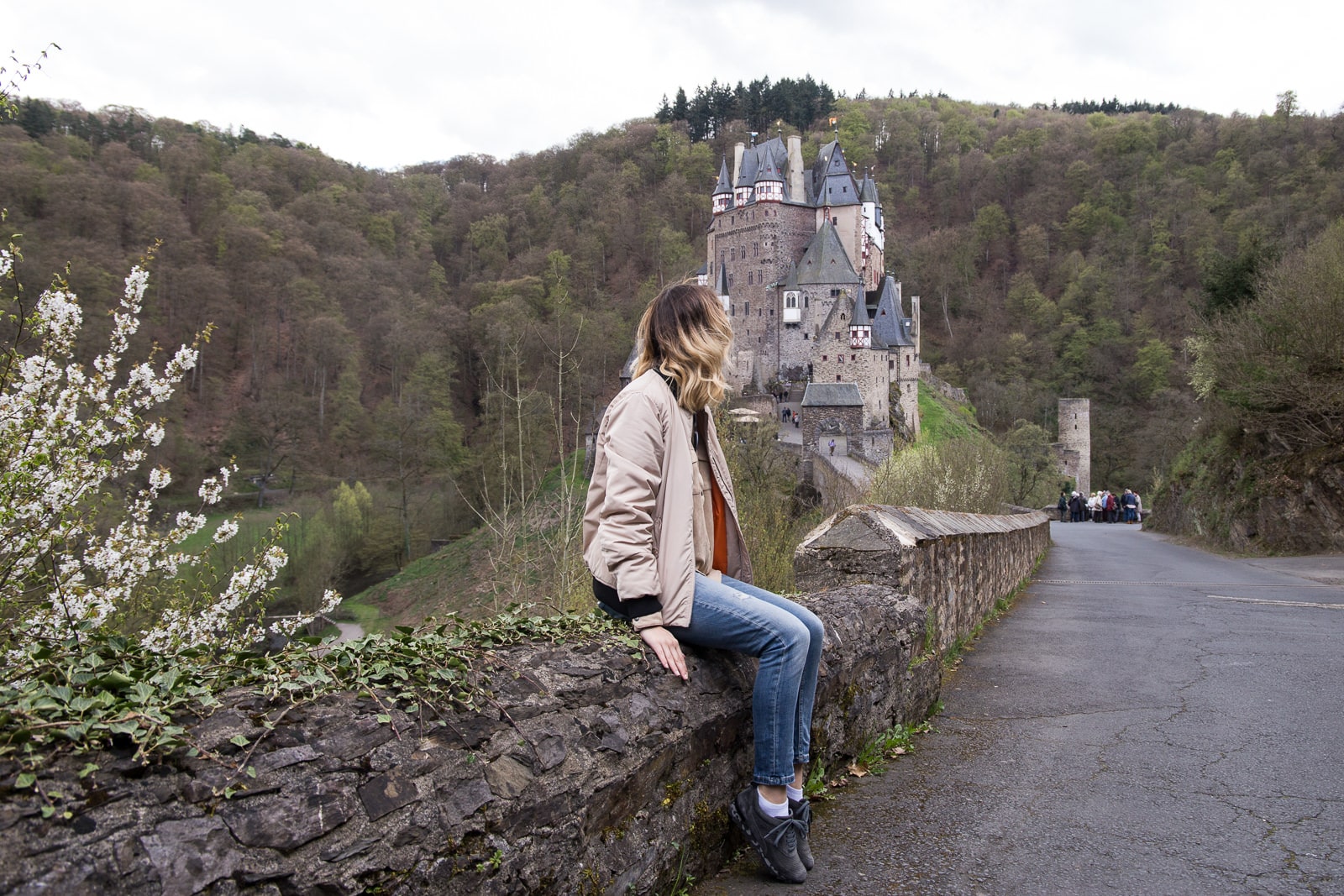Outdoor Look vor der Burg Eltz