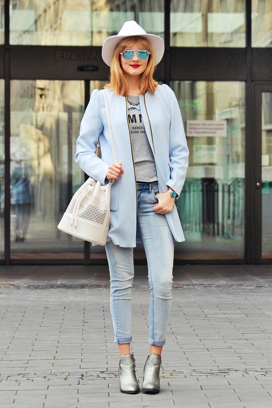 Des Belles Choses - Babyblue - weißer H&M Hut, helle Jeans, Zara Bucket Bag 1