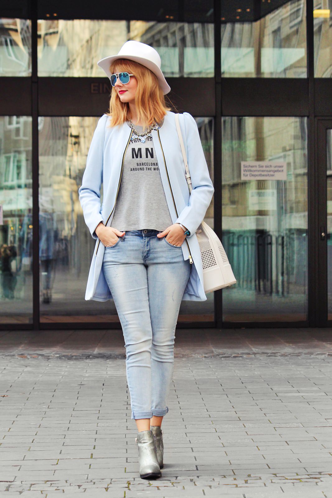 Des Belles Choses - Babyblue - weißer H&M Hut, helle Jeans, Zara Bucket Bag 3