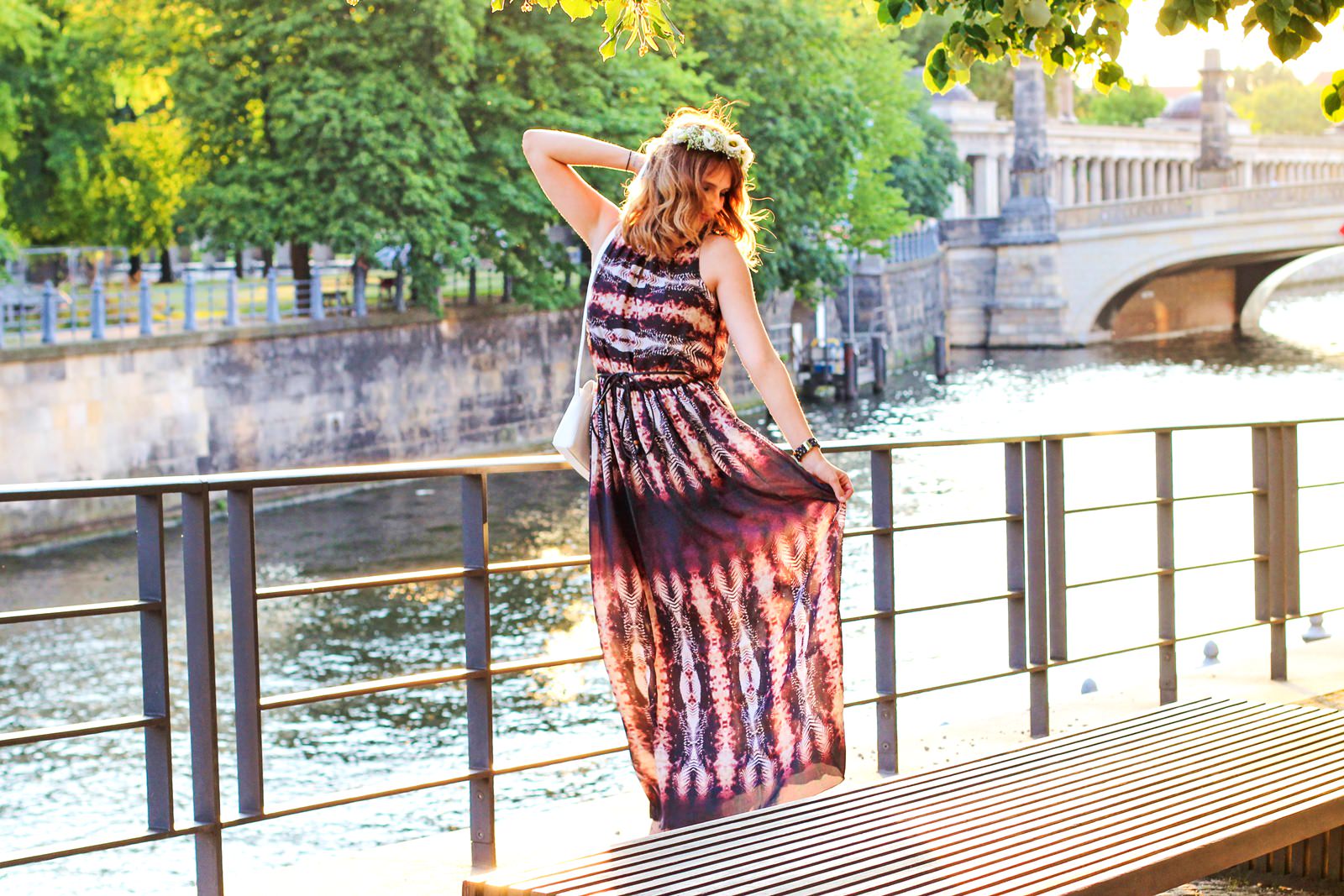 Maxikleid im Batiklook mit Blumenkranz und Highheels