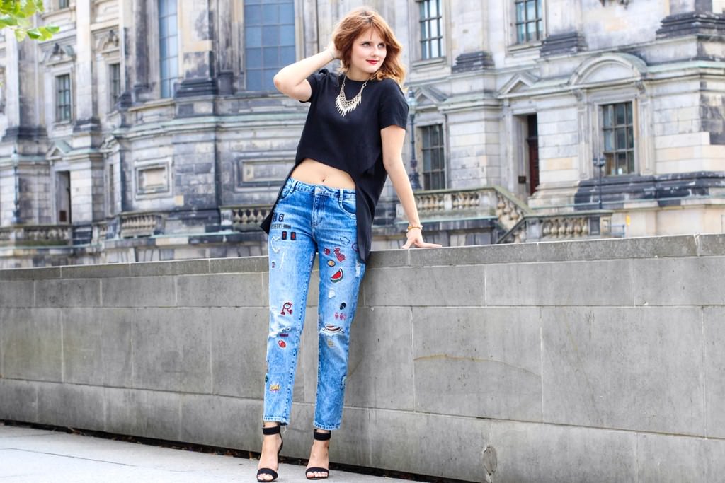 desbelleschoses-outfit-zara-jeans-mit-patches-cos-shirt-mit-cut-out-high-heels 1