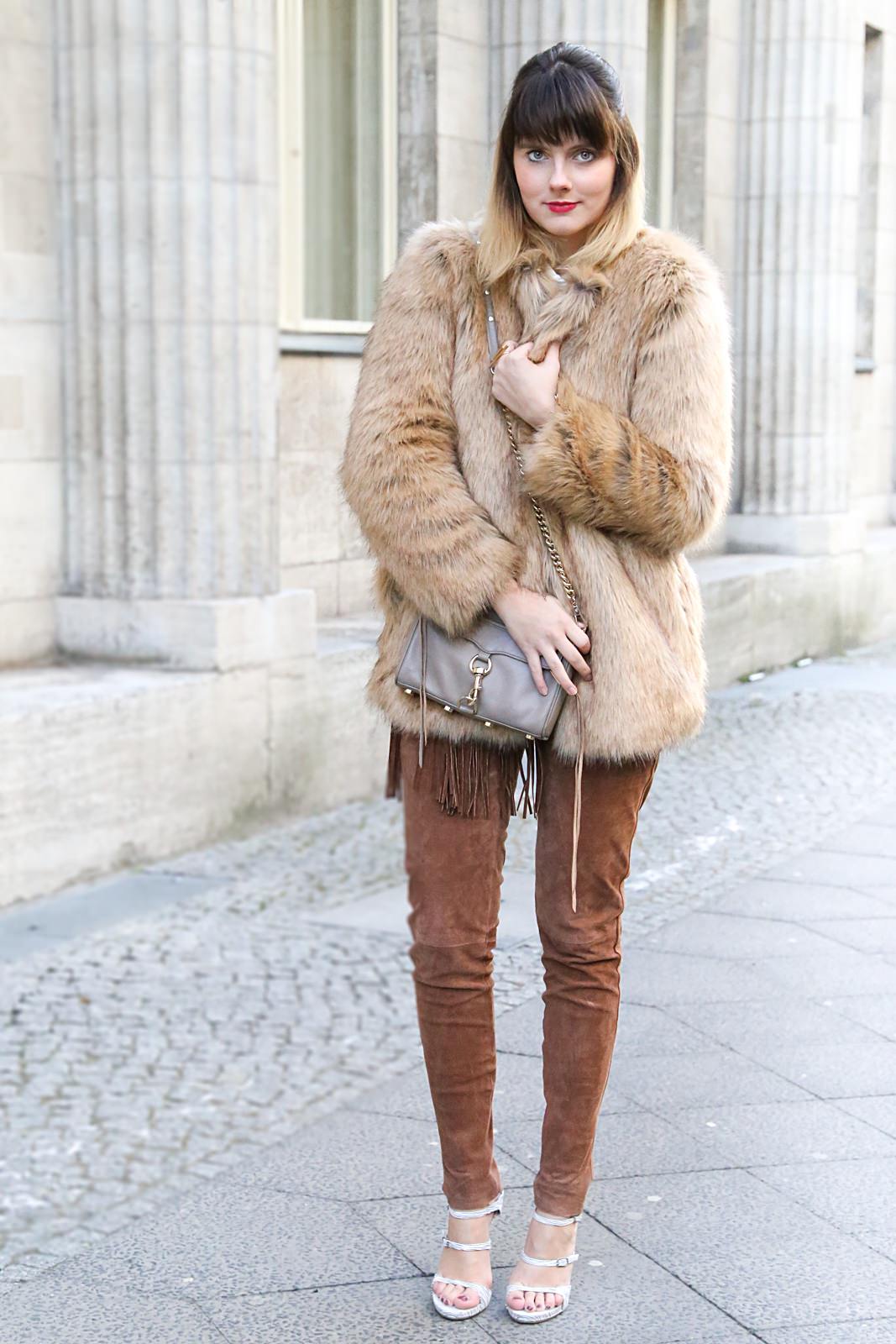Outfit mit brauner Lederhose & Fake-Fur Jacke