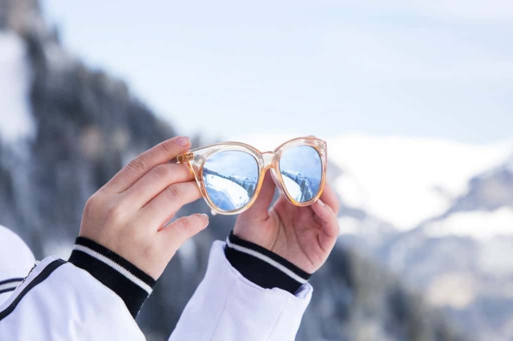 Outfit zum Skifahren in den Bergen im Brengenzerwald