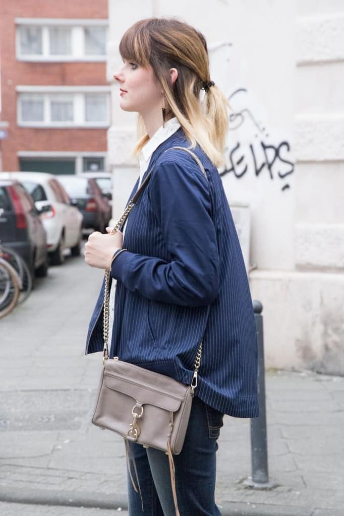 Bomberjacke kombinieren: Mit Flared Jeans und Pumps?