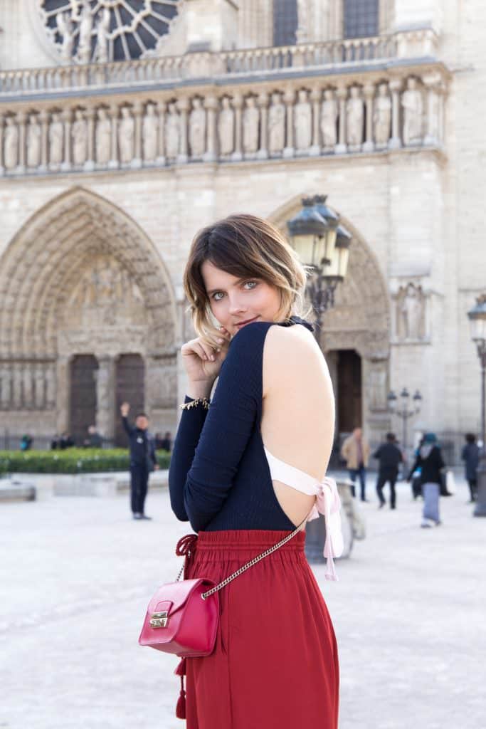 Outfit vor der Notre Dame in Paris: Rückenfreier Body