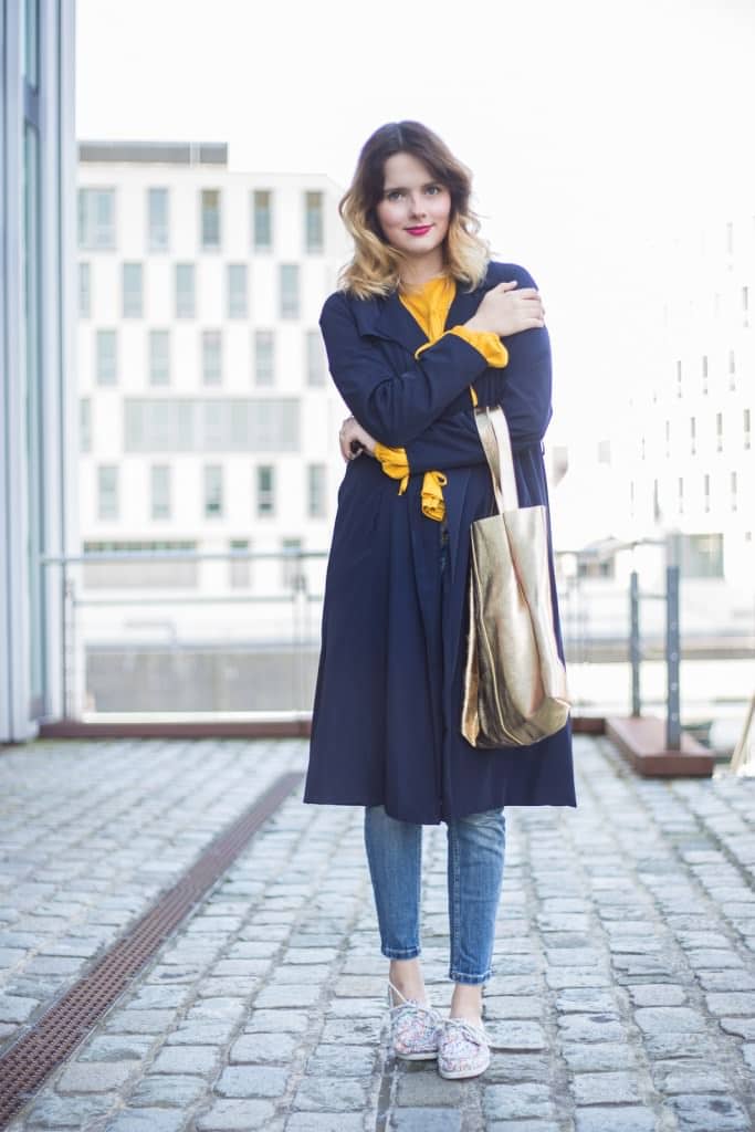 Trendfarbe Gelb - Alltagslook mit Trenchcoat & Docksides
