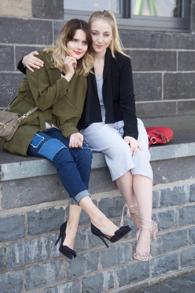 Outfit - Kurzer Trenchoat und klassische Jeans mit Patches