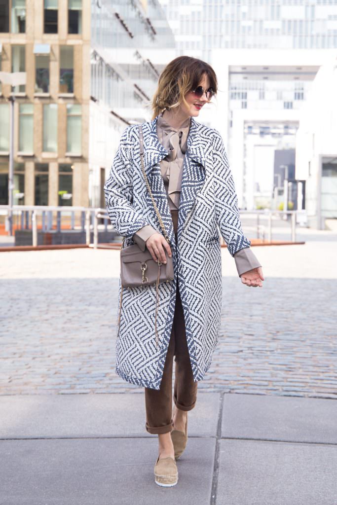 Outfit: Seidenbluse, Suede Chinos & Platform Espadrilles
