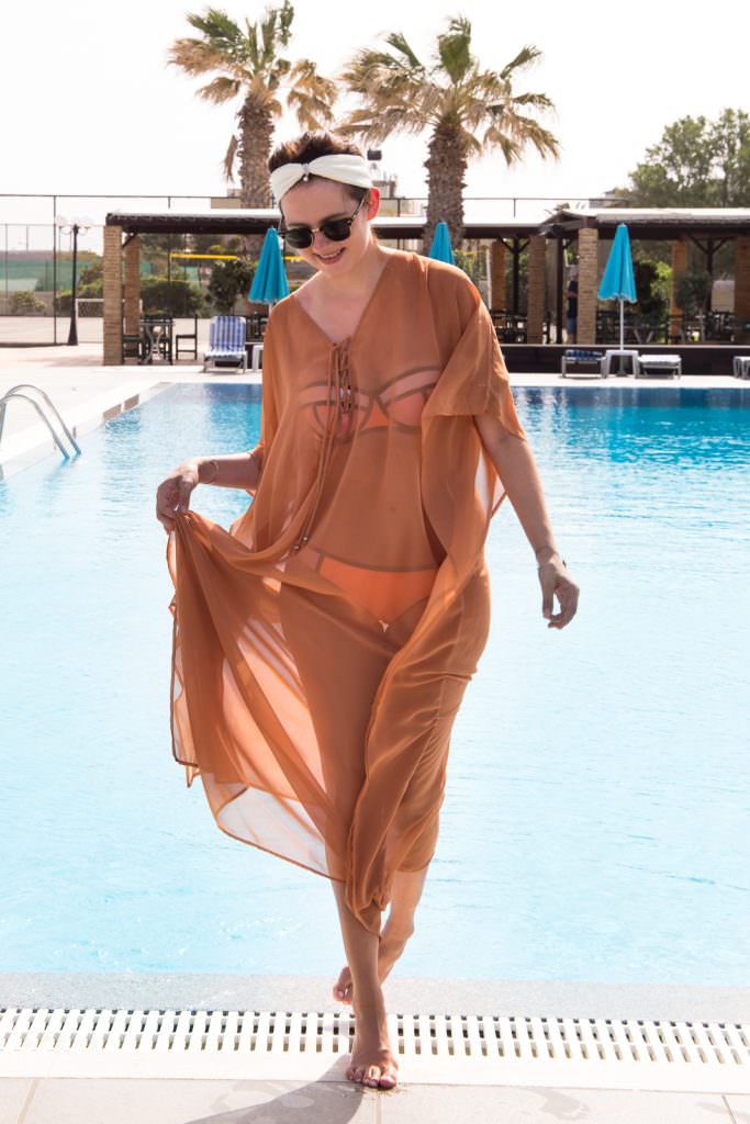 Look am Pool: Triangl Bikini & transparente Strandtunika auf Kreta