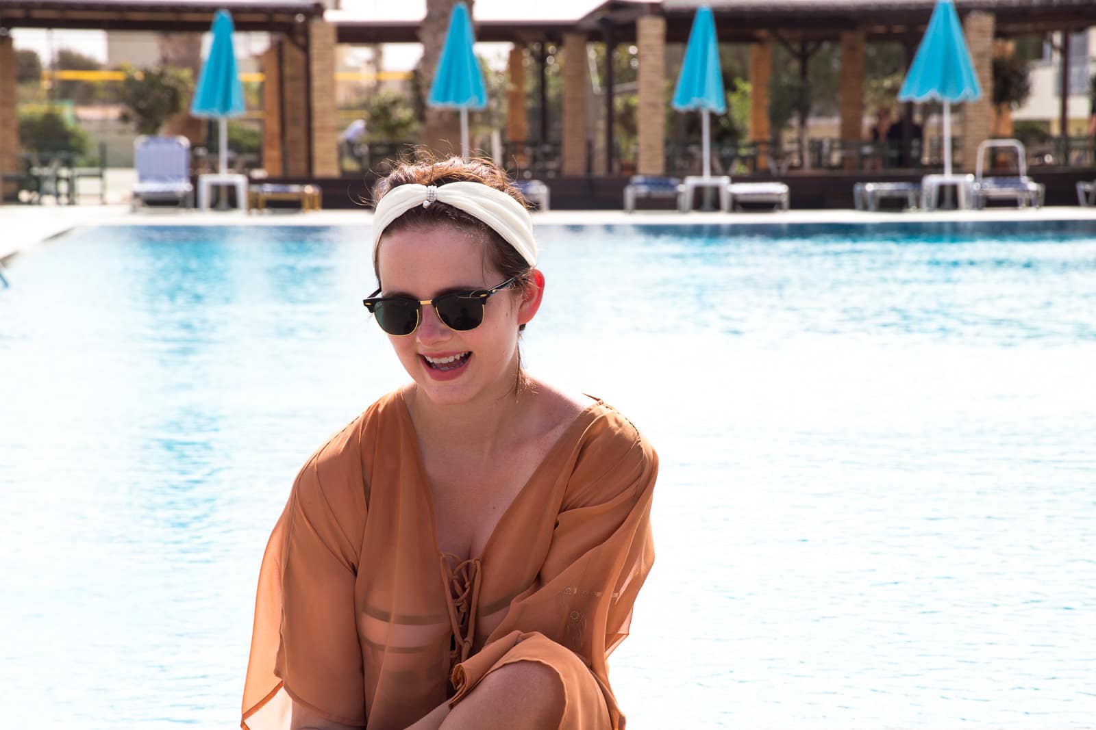 Look am Pool Triangl Bikini & transparente Strandtunika auf Kreta