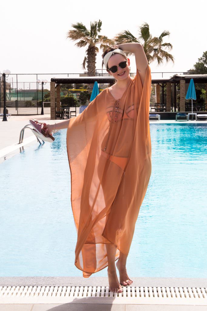 Look am Pool Triangl Bikini & transparente Strandtunika auf Kreta