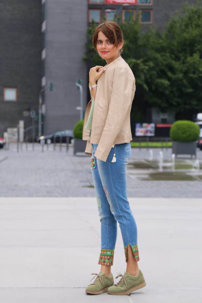 Outfit mit grünen Platform Sneakers & heller Lederjacke
