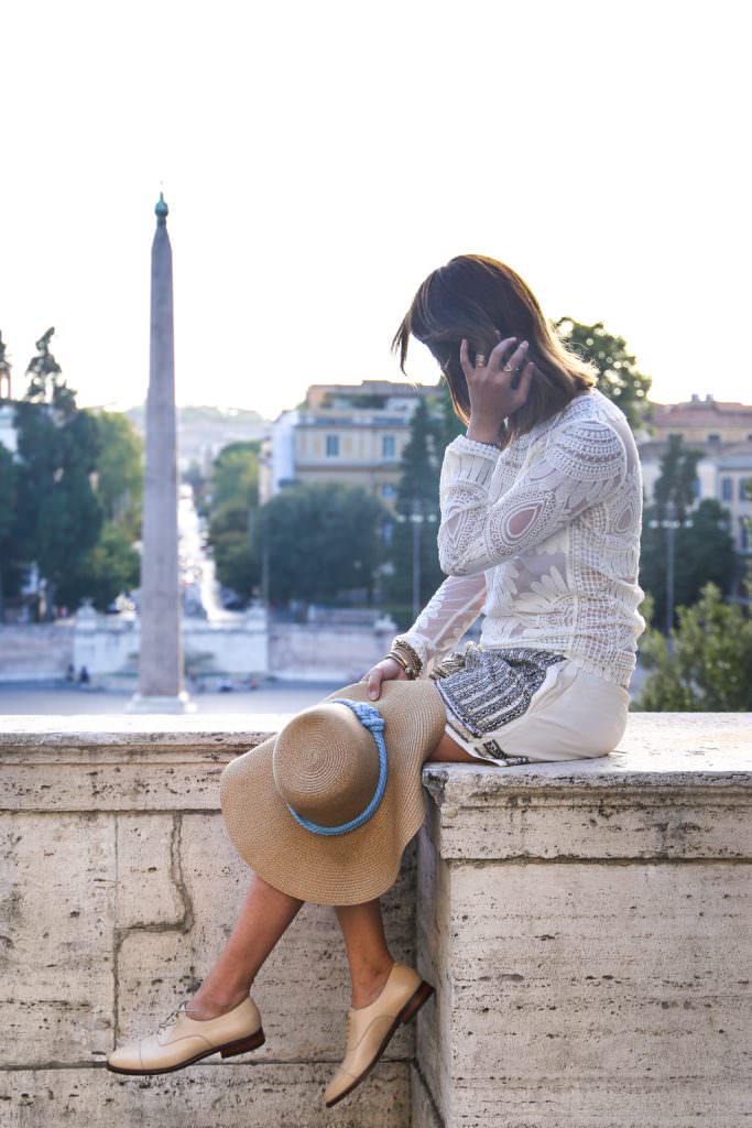 Sommerliches Outfit in Rom: Strohhut, Shorts und Oxford Schuhe