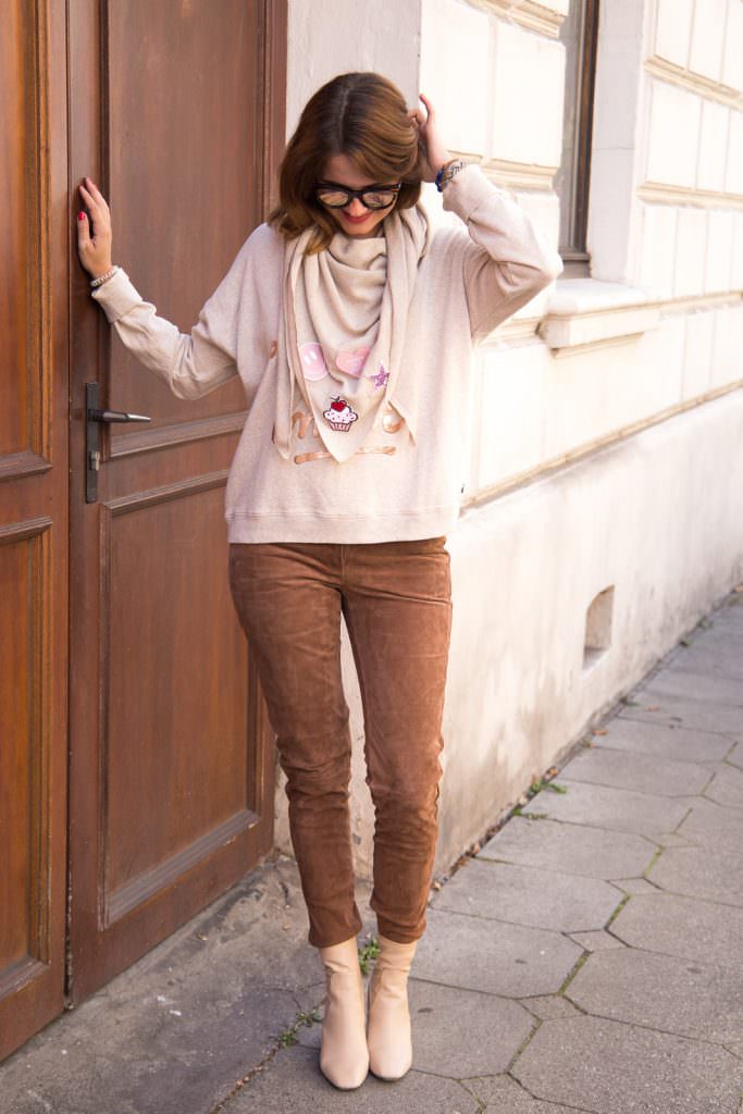Herbst Outfit mit Valentino Look a Like Ankle Boots & Patches Schal