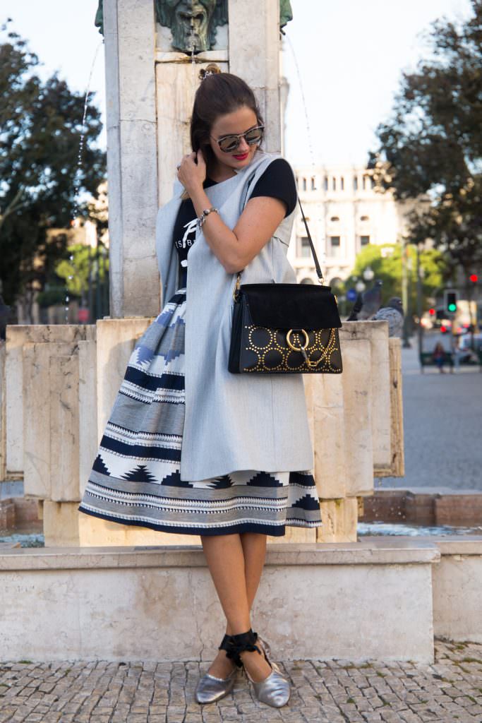 Midirock Outfit mit ärmelloser Weste, Chloé Tasche & Ballerinas