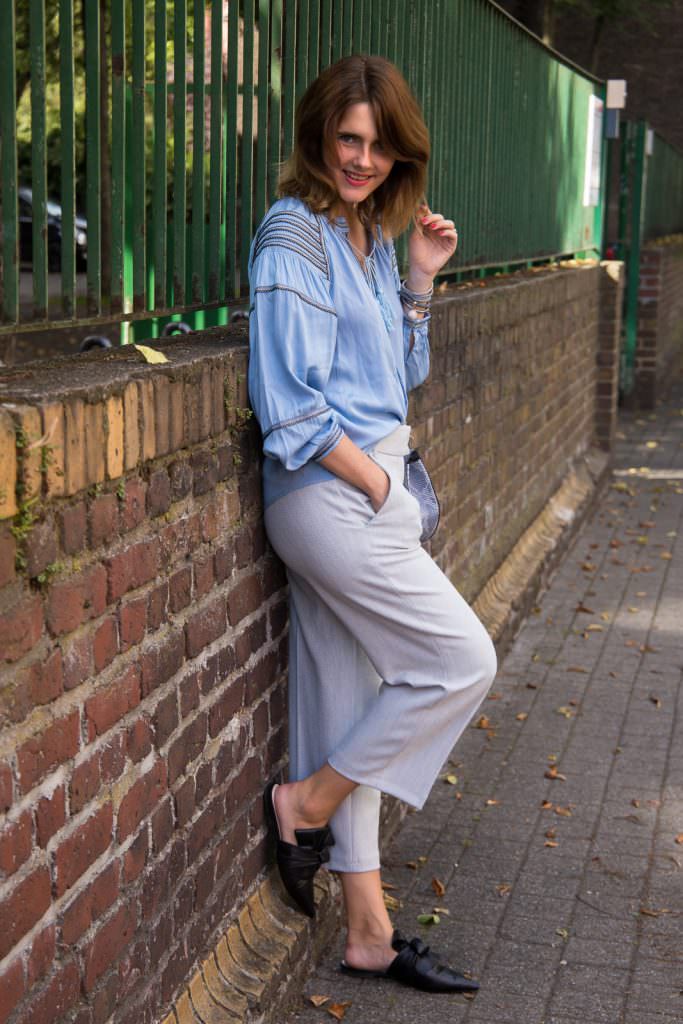 Streetstyle Look in Köln: Boho Bluse, Culotte und flache Mules