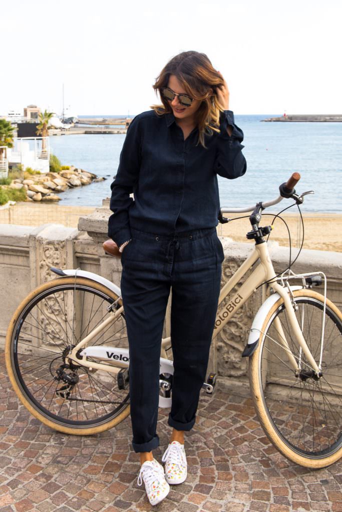 Italienische Riviera: Unterwegs mit Jumpsuit & Sneakers