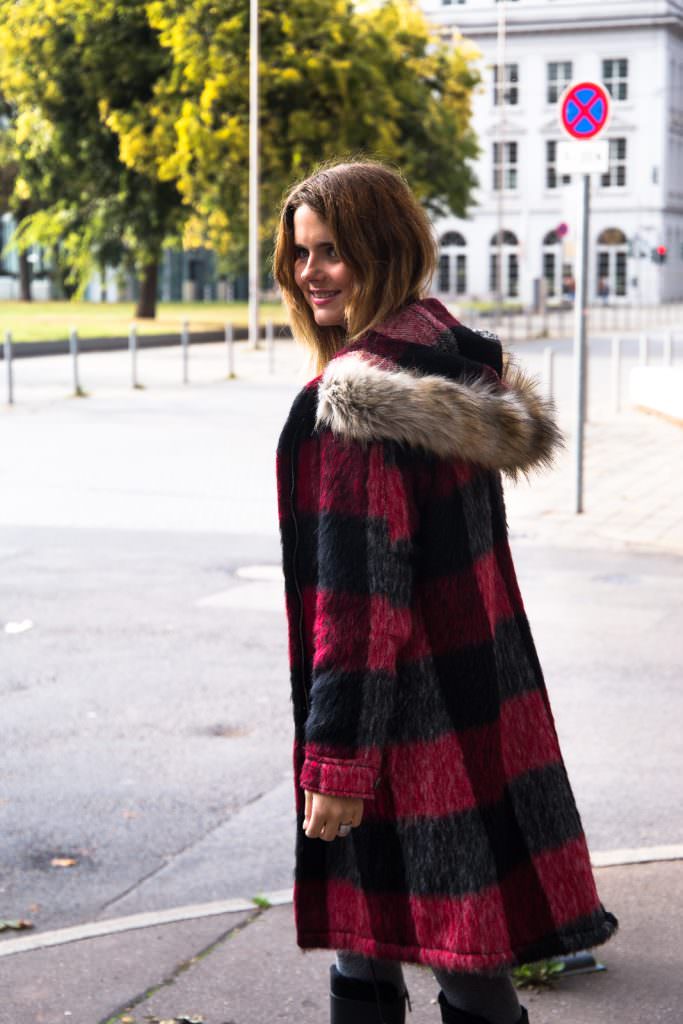Herbst Fashion Look: Karierter Mantel, Lederrock & schwarze Stiefel