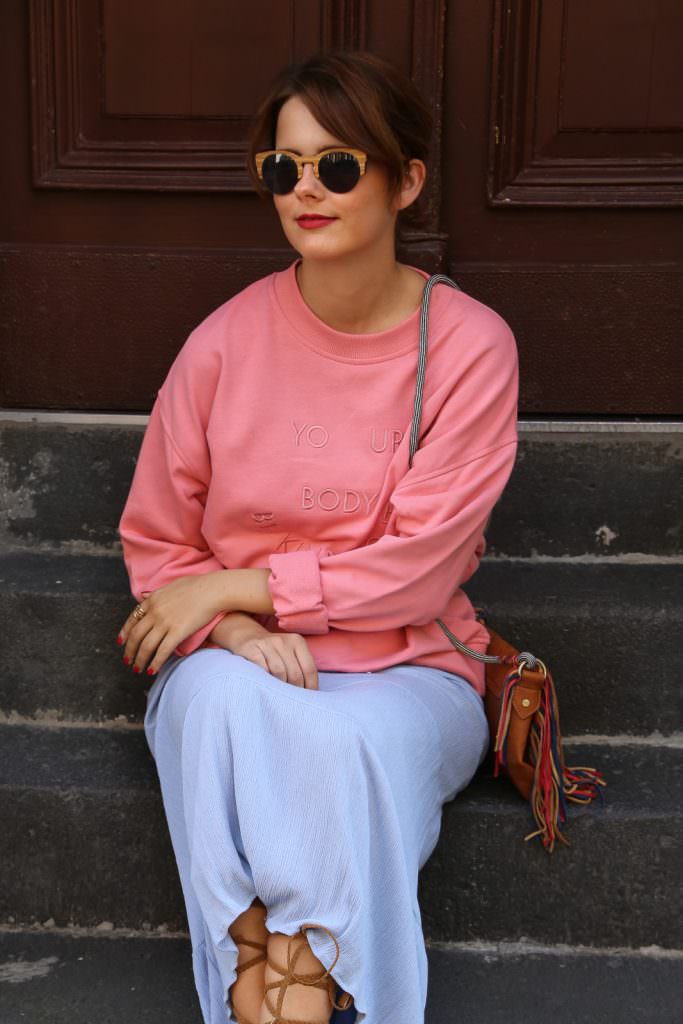Maxikleid im Herbst: Stylingtipp - Pullover über Kleid tragen