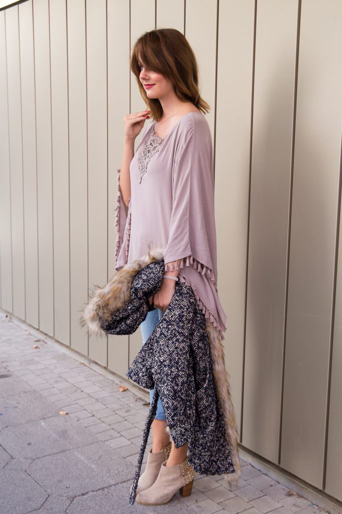 Streetstyle: Tweed Mantel mit XXL Fake-Fur Kragen & helle Jeans