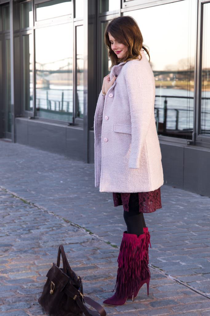 Rosa trifft Bordeaux: Fransen Boots & Spitzenkleid in Midi-Länge