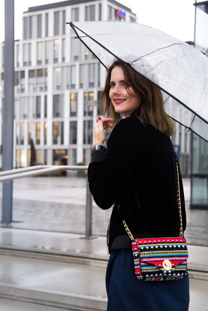 Outfit: Samt Bomberjacke mit Patches & Jeanskleid