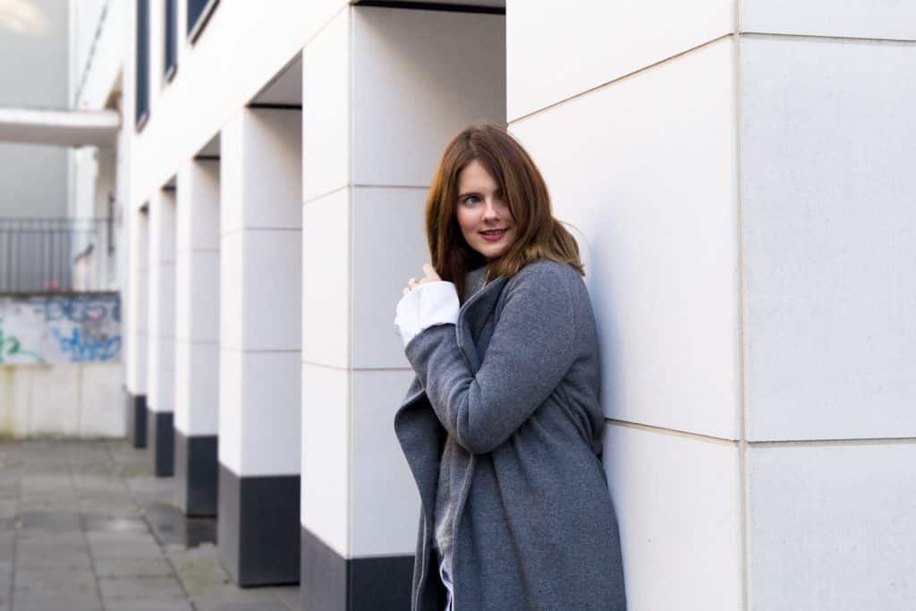 Outfit: Hallhuber Mantel & 2-in-1 Oversized Pullover mit Ärmeln in Überlänge