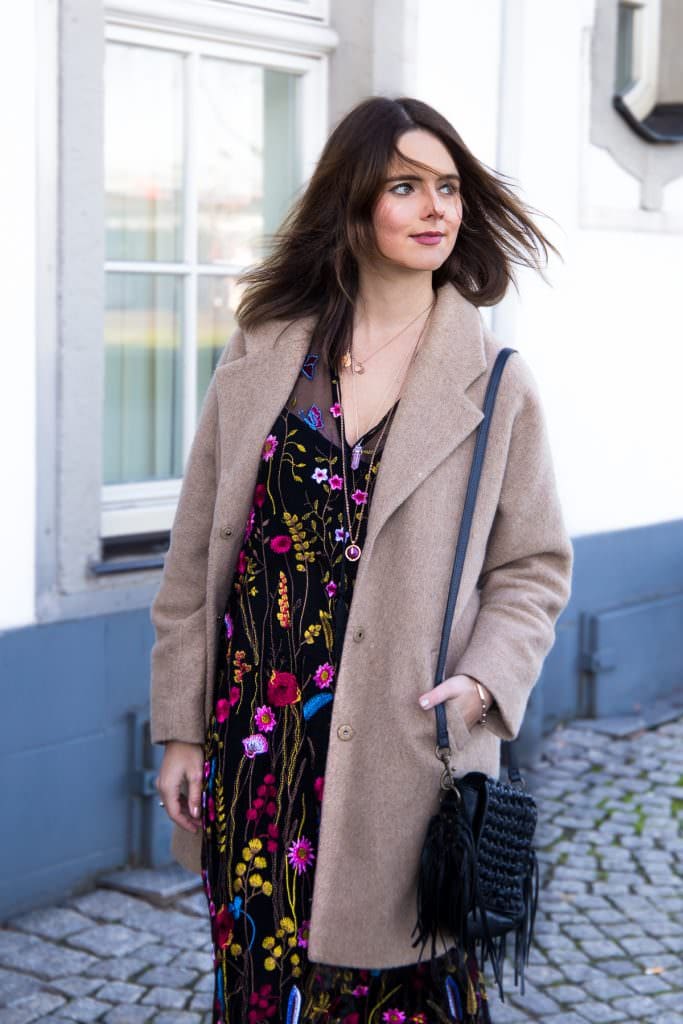 Prints im Winter: Zara Midikleid, Cowboy Boots und Ketten Layering