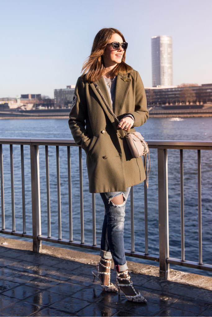 Outfit: Destroyed Jeans, Valentino Rockstud & Netzstrumpfhose