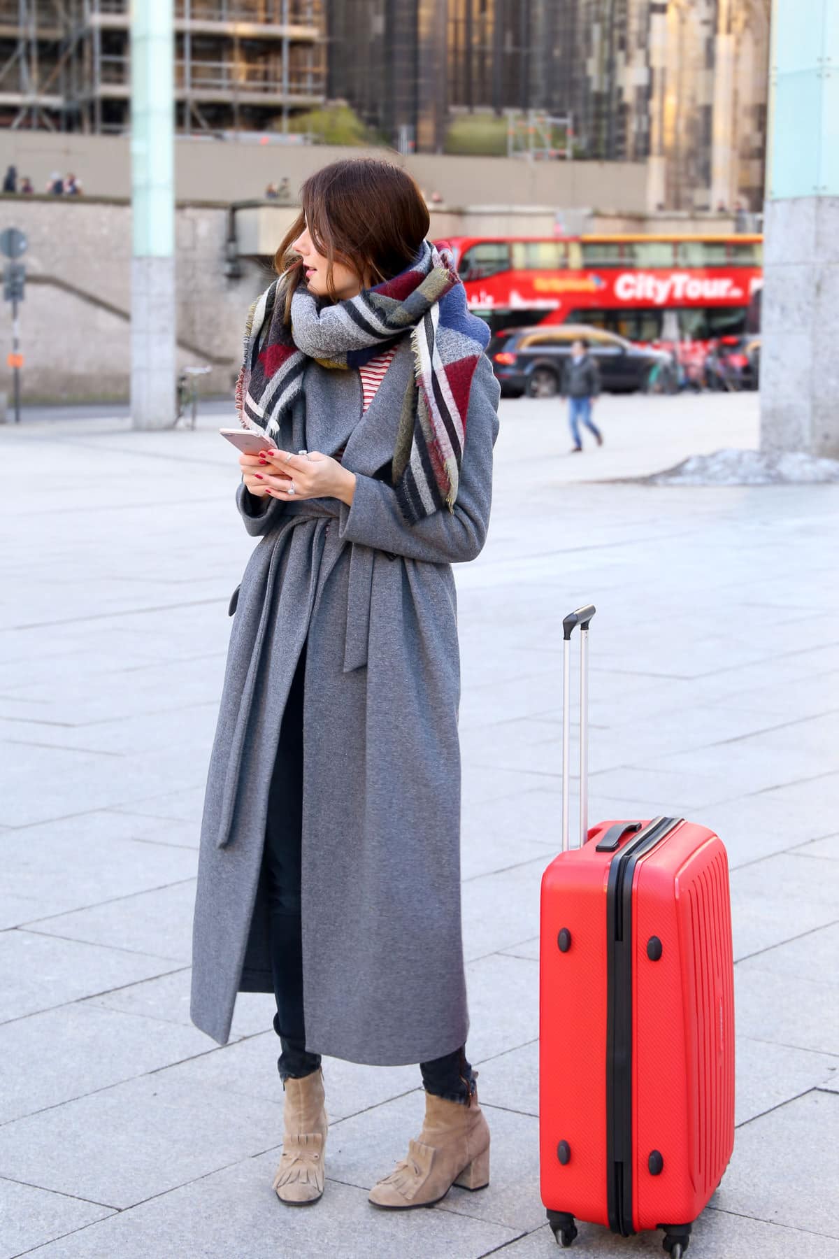 Travel Fashion Look am Kölner Dom: Grauer Mantel & roter Koffer