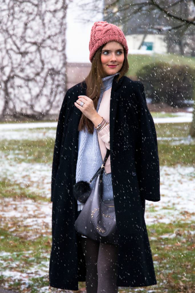 Winter Outfit im Schnee: Bomberjacke, Rollkragen Pullover & Liu Jo Tasche