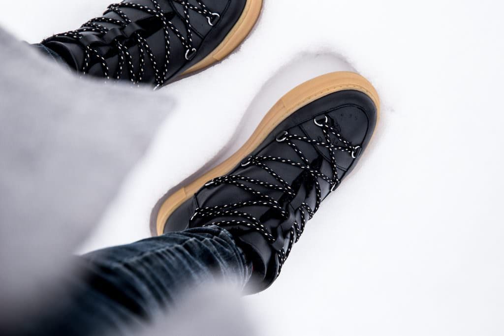 Kontrast mal anders: Mädchenhafter Rüschen Pullover & derbe Winterboots