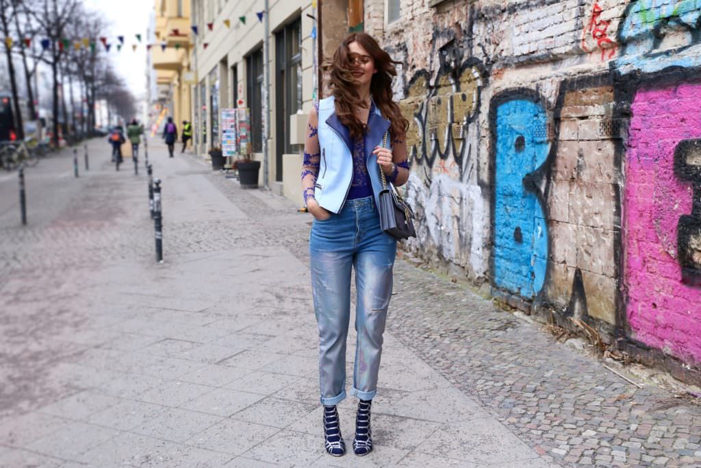 Outfit in Berlin - Holo Trend Jeans & transparenter Body à la Kardashian