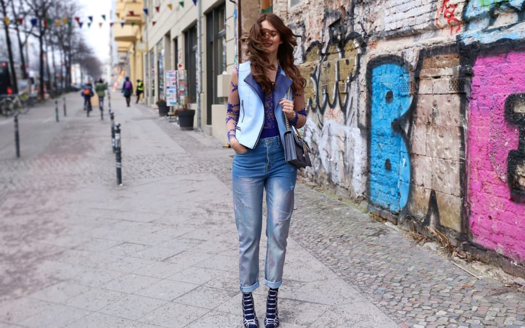 Outfit in Berlin – Holo Trend Jeans & transparenter Body à la Kardashian