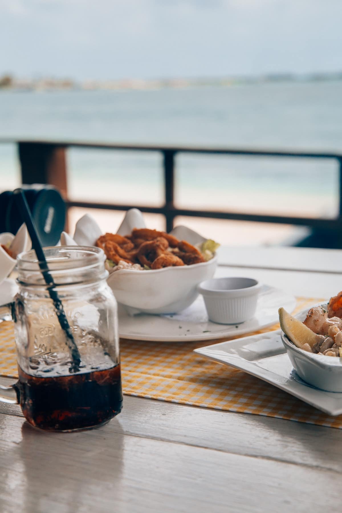 Top Food Spots auf Aruba: Karibisches Essen im The West Deck in Oranjestad