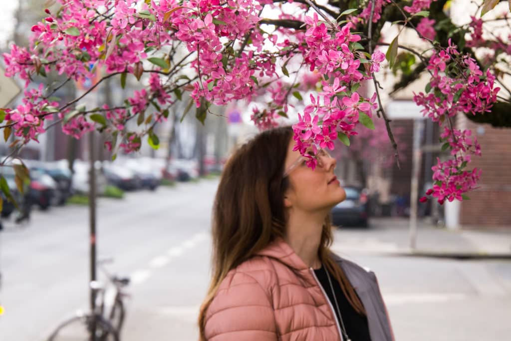 Frühling in Köln - Layering Look mit Steppjacke & Sneakers