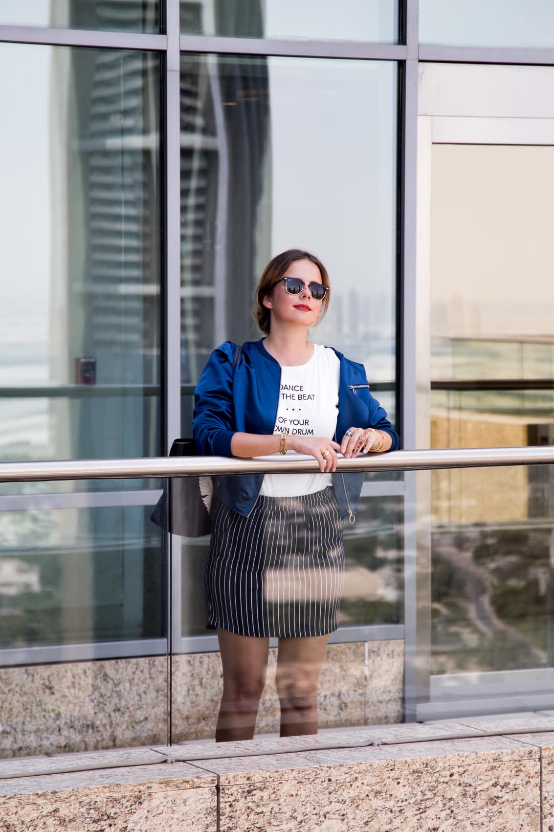 Sightseeing in Dubai - CKS Fashion Bomberjacke, Print-Shirt und Mules
