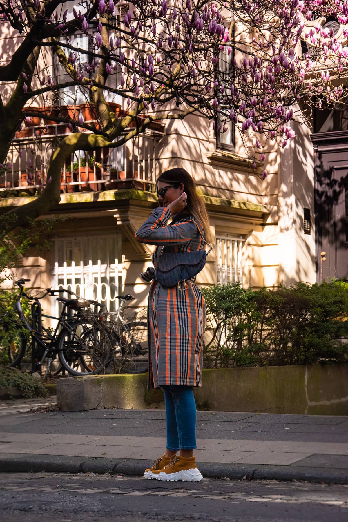 Magnolien in Köln – Frühlingslook mit Trenchcoat & Vintage Dior Saddle Bag