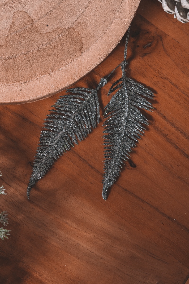Modernen Adventskranz selber machen - DIY Holzscheibe mit Eukalyptus und Tannenzapfen