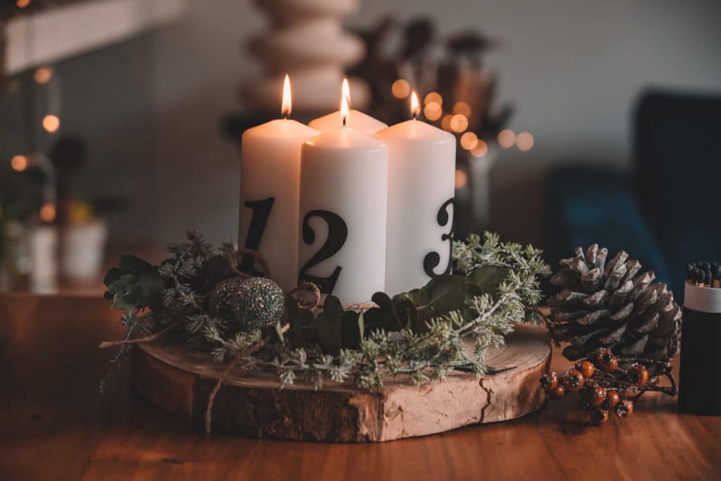 Modernen Adventskranz selber machen - DIY Holzscheibe mit Eukalyptus und Tannenzapfen