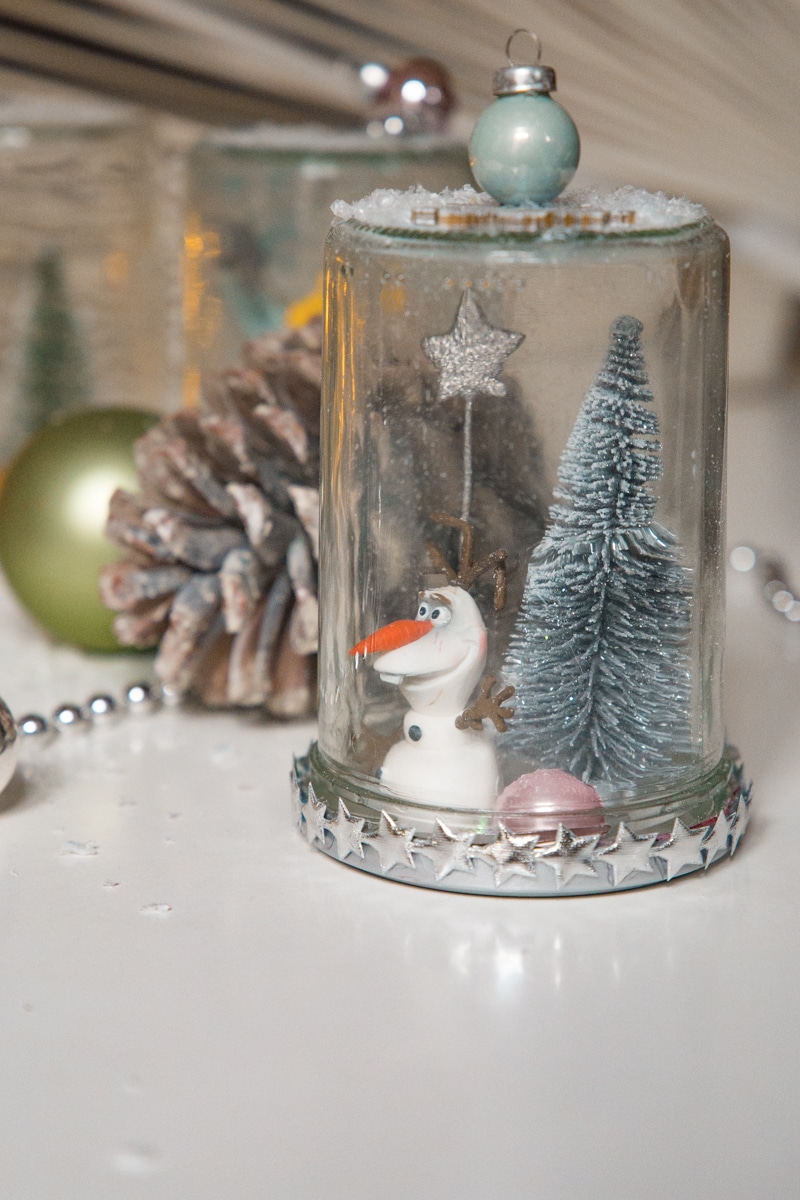 DIY Weihnachtsgeschenk - Schneekugeln aus alten Gläsern basteln