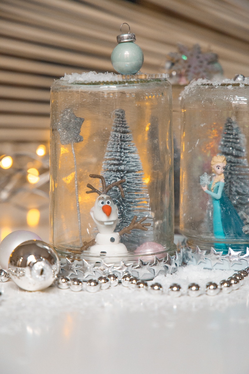 DIY Weihnachtsgeschenk - Schneekugeln aus alten Gläsern basteln