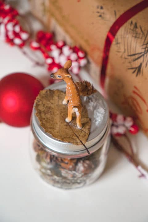 DIY Weihnachtsgeschenk - Schneekugel aus alten Gläsern basteln