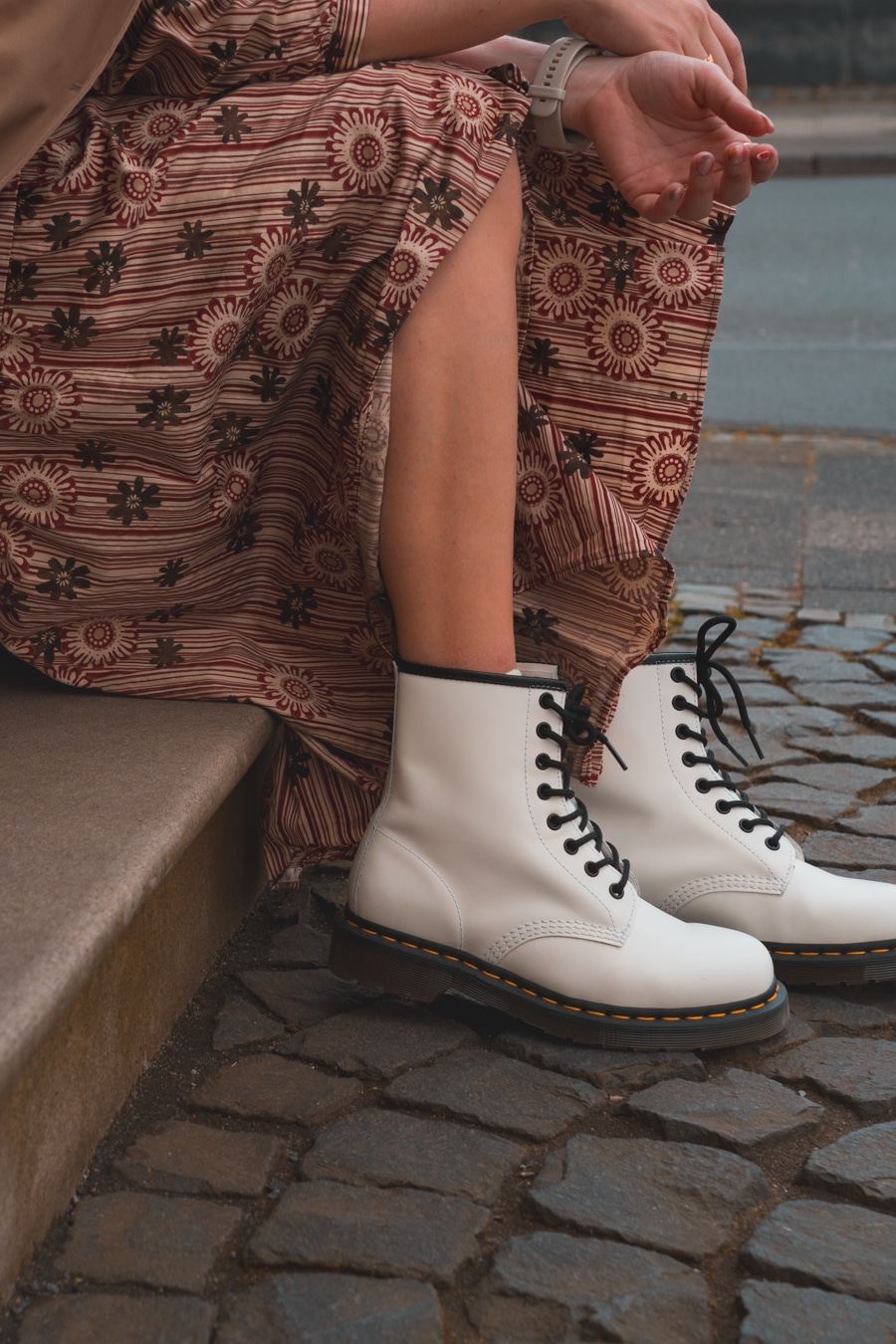 Outfit Inspo - Maxikleid mit weißen Dr. Martens Boots kombinieren